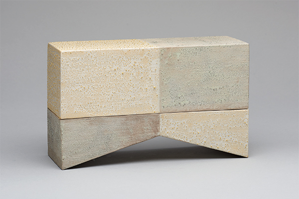 Box, 2009. By Kondo Takahiro (Japanese, b. 1958). Porcelain with glaze. Gift of Dr. Phyllis A. Kempner and Dr. David D. Stein, 2016.156.a-b. Photograph © Asian Art Museum.
